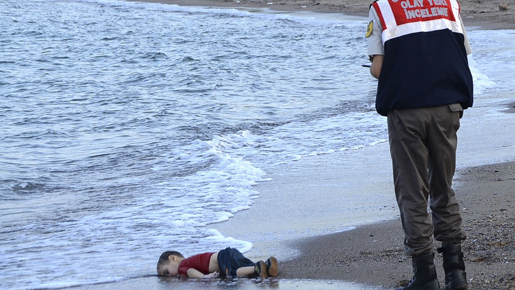 La dramática fotografía del cadáver de un chico sirio, de 3 años, que se había ahogado al viajar con su familia a la isla griega de Kos y flotaba en una playa turca, volvió a poner de manifiesto el grave problema de millones de refugiados.